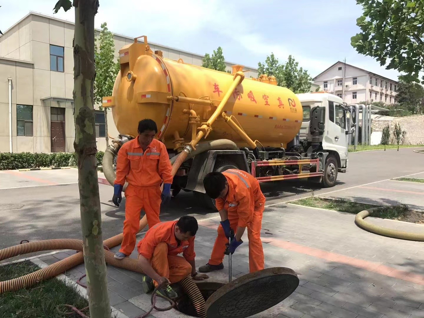 江宁管道疏通车停在窨井附近