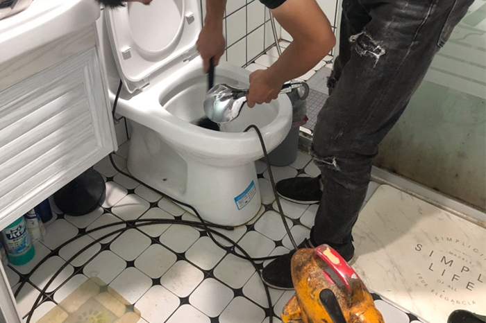 江宁马桶堵塞自己疏通还是找师傅?专业上门服务让你省时更省心